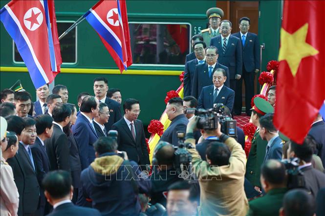 Photo: DPRK Chairman Kim Jong-un is welcomed at the Dong Dang Railway Station. VNA Photo: Doãn Tấn