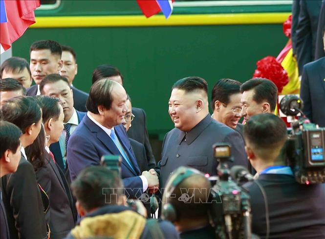 Photo: Minister, Chairman of the Government Office Mai Tien Dung welcomes DPRK Chairman Kim Jong-un at the Dong Dang Railway Station. VNA Photo