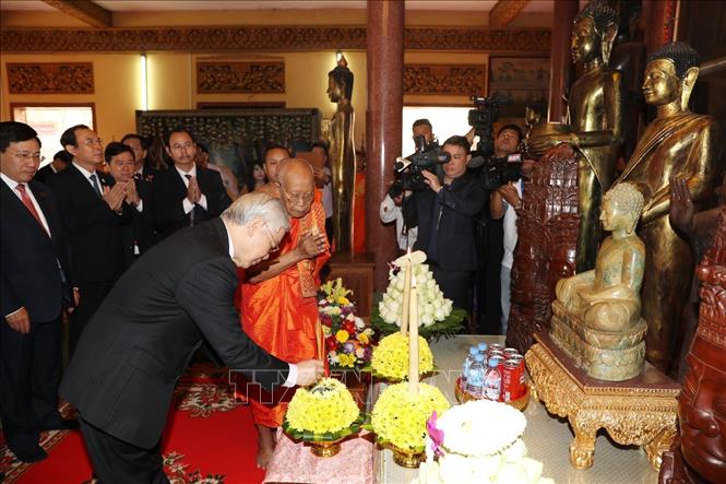  Trong ảnh : Vua sư Tep Vong mời Tổng Bí thư, Chủ tịch nước Nguyễn Phú Trọng châm nến và dâng hương tại chính điện. Ảnh: Trí Dũng – TTXVN