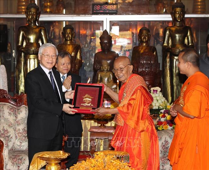 Trong ảnh : Tổng Bí thư, Chủ tịch nước Nguyễn Phú Trọng và Vua sư Tep Vong trao tặng phẩm. Ảnh: Trí Dũng – TTXVN