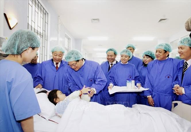 Trong ảnh: Thủ tướng Nguyễn Tấn Dũng đến thăm và tặng quà cho bệnh nhân điều trị tại Bệnh viện E (Hà Nội). Ảnh: Đức Tám - TTXVN