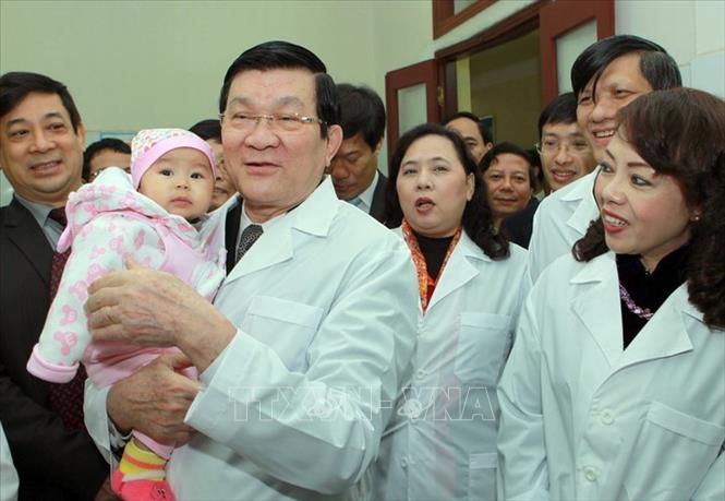 Trong ảnh: Chủ tịch nước Trương Tấn Sang thăm Trung tâm Y tế huyện Từ Liêm, Hà Nội (ngày 19/12/2012). Ảnh: Nguyễn Khang - TTXVN