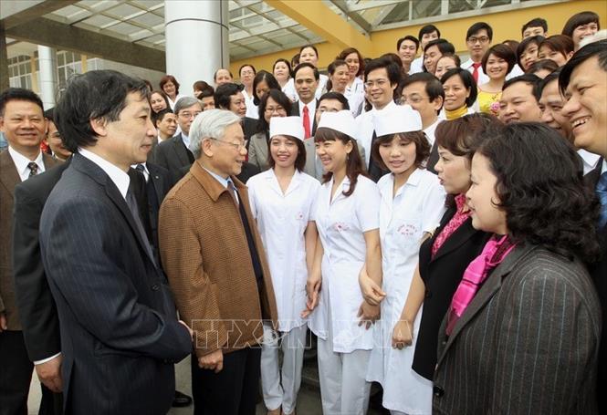 Trong ảnh: Tổng Bí thư Nguyễn Phú Trọng đến thăm và chúc mừng các y, bác sĩ Bệnh viện K Trung ương nhân ngày Thầy thuốc Việt Nam, sáng 26/2/2013. Ảnh: Trí Dũng - TTXVN