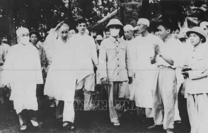 Trong ảnh: Chủ tịch Hồ Chí Minh thăm Viện Quân y Hải Phòng (tháng 5/1957). Ảnh: Tư liệu TTXVN