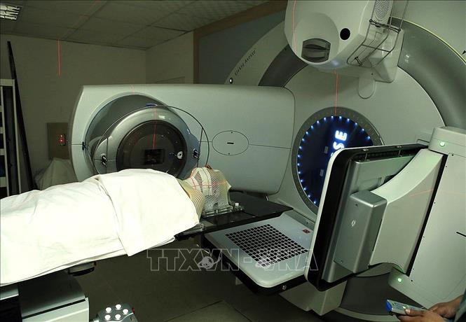 Trong ảnh: Bệnh viện Đa khoa Trung ương Huế thực hiện hàng nghìn kỹ thuật cao của các chuyên khoa: Phẫu thuật tim và hở tim bẩm sinh, điều trị can thiệp tim mạch, phẫu thuật và nội soi can thiệp, ghép thận, ghép tim, ghép tủy, phẫu thuật và điều trị ung thư... Ảnh: Dương Ngọc - TTXVN 