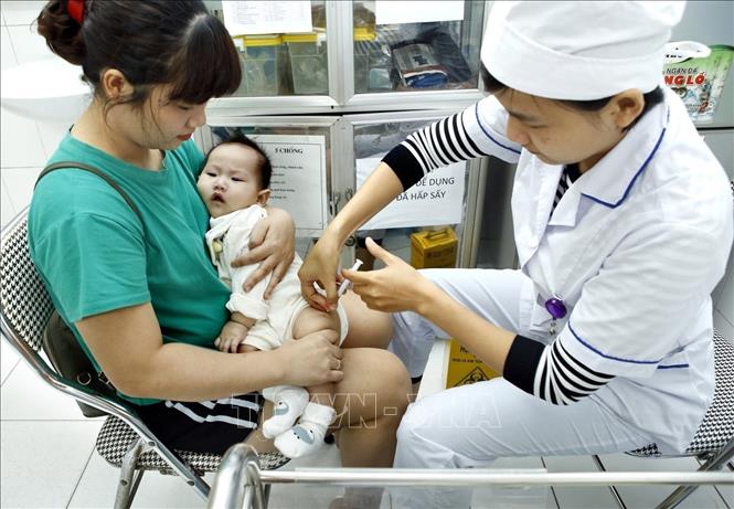 Trong ảnh: Hà Nội triển khai tiêm vắc xin phòng bại liệt IPV trong chương trình tiêm chủng mở rộng. Ảnh: Dương Ngọc-TTXVN