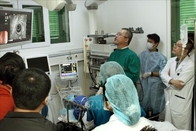 Trong ảnh: Trung tâm kỹ thuật cao và Tiêu hóa - Bệnh viện Đa khoa Xanh Pôn (Sở Y tế Hà Nội) phối hợp với Hội Nội soi châu Á và Hội Nội soi tiêu hóa Việt Nam tổ chức khoa đào tạo về nội soi siêu âm cơ bản lần thứ 5 tại Việt Nam cho 60 bác sĩ thuộc các bệnh viện trên địa bàn thành phố và các tỉnh lân cận. Ảnh: Dương Ngọc - TTXVN