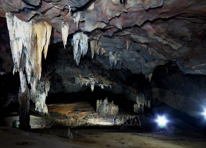Trong ảnh: Những nhũ đá, măng đá, trần hang lung linh ở hang động Nước Nứt. Ảnh: Đức Thọ-Mạnh Thành/TTXVN