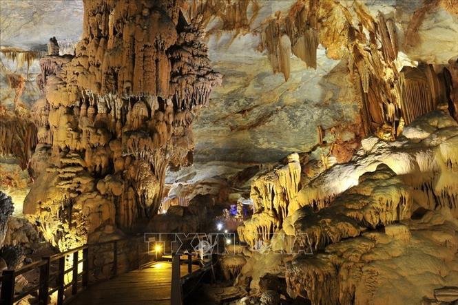 Trong ảnh: Động Thiên Đường cao hơn 100m, bề rộng hơn 200m, chiều dài ước tính 31km, nhưng hiện nay mới chỉ khai thác được hơn 1km phục vụ du khách. Ảnh: Minh Đức - TTXVN