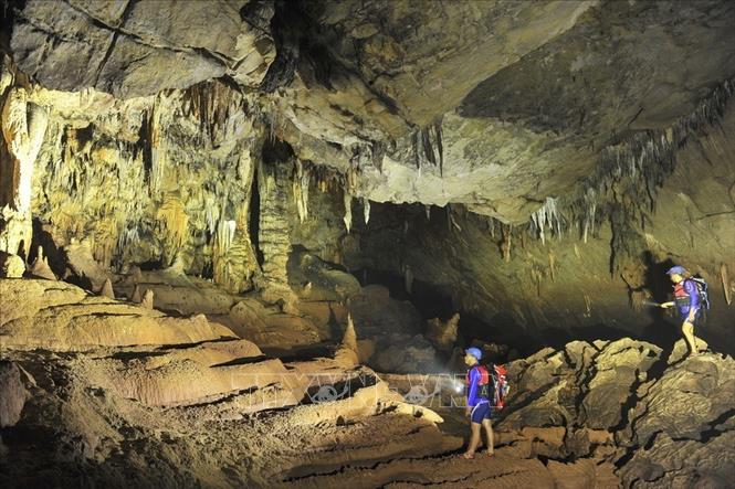 Trong ảnh: Tới điểm 2000m, tại bãi đá nơi trần hang động bị đổ vỡ nhiều và lớn nhất, đá ngầm với đủ mọ hình thù kỳ dị được sắp xếp một cách hợp lý và không bị gãy đổ để khám phá thêm về sự tạo thành các dòng sông ngầm mà du khách đang có cơ hội bước chân trên nó. Ảnh: Minh Đức – TTXVN