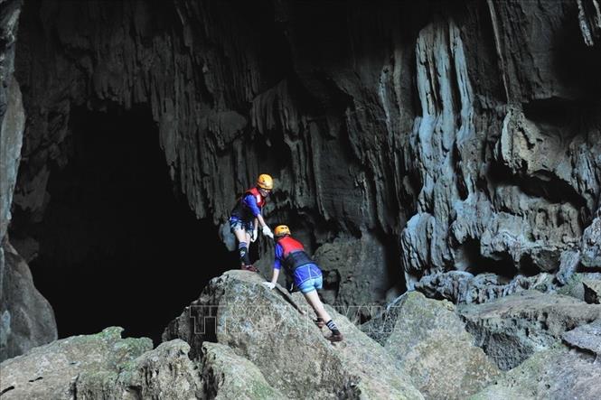 Trong ảnh: Không như nhiều hang khác, để tới được hang Tối, người ta phải trải qua một chặng đường khó khăn mới đến được điểm ngắm tuyệt đẹp. Ảnh: Minh Đức – TTXVN