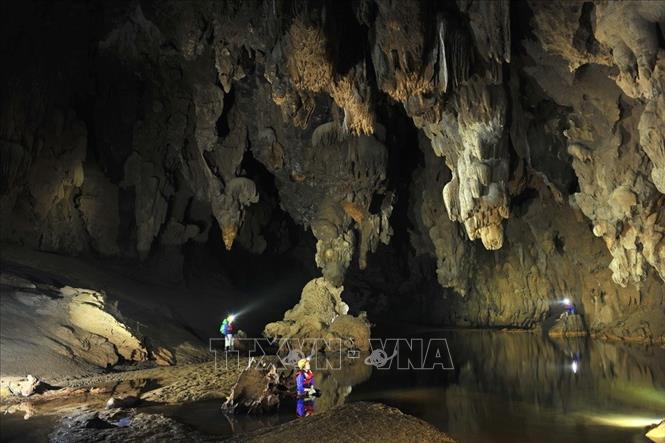 Trong ảnh: Những nhũ đá được hình thành nhiều năm do sự xói mòn của cát, của nước, tạo thành những hình thù kỳ dị, độc đáo và đẹp đến ngỡ ngàng. Ảnh: Minh Đức – TTXVN