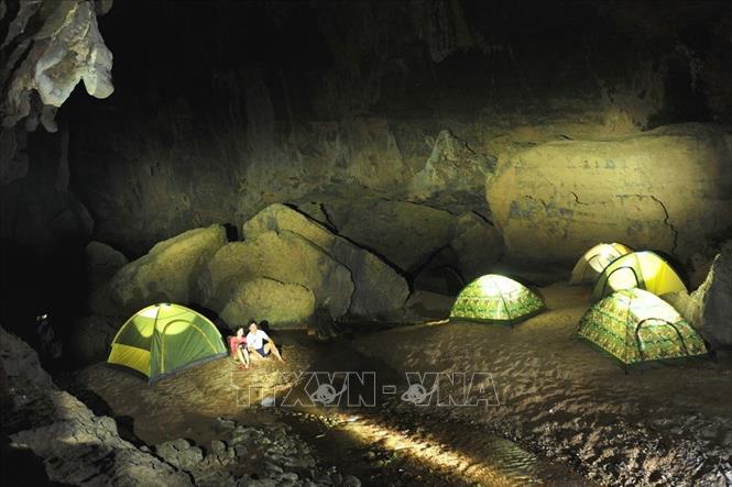 Trong ảnh: Cửa sau của hang Tối (còn được gọi là hang Thủy Cung) khi màn đêm xuống. Ảnh: Minh Đức – TTXVN