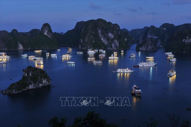 Trong ảnh: Hoàng hôn trên vịnh Hạ Long. Ảnh: Minh Đức - TTXVN