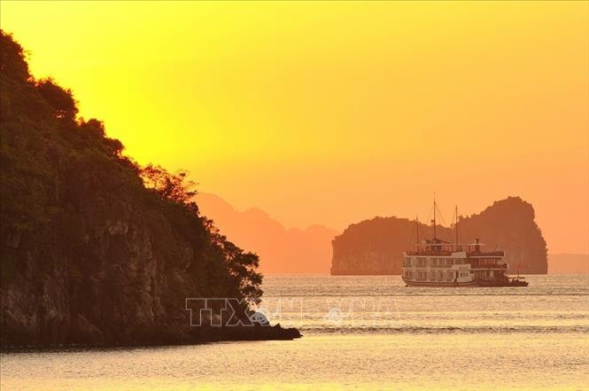 Trong ảnh: Hoàng hôn trên vịnh Hạ Long. Ảnh: Minh Đức - TTXVN