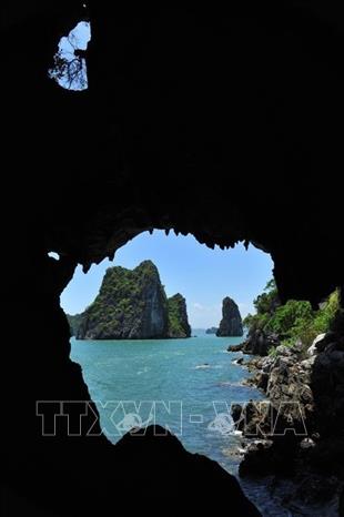 Trong ảnh: Di sản thiên nhiên thế giới Vịnh Hạ Long mang những giá trị đặc biệt về thiên nhiên, thẩm mỹ và giá trị về địa chất, địa mạo, tạo nên một giá trị riêng cho thắng cảnh thiên nhiên có một không hai trên thế giới. Ảnh: Minh Đức - TTXVN