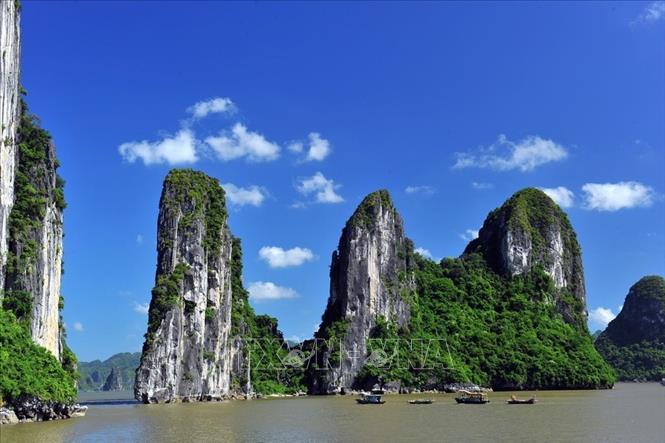 Trong ảnh: Di sản thiên nhiên thế giới Vịnh Hạ Long mang những giá trị đặc biệt về thiên nhiên, thẩm mỹ và giá trị về địa chất, địa mạo, tạo nên một giá trị riêng cho thắng cảnh thiên nhiên có một không hai trên thế giới. Ảnh: Minh Đức – TTXVN