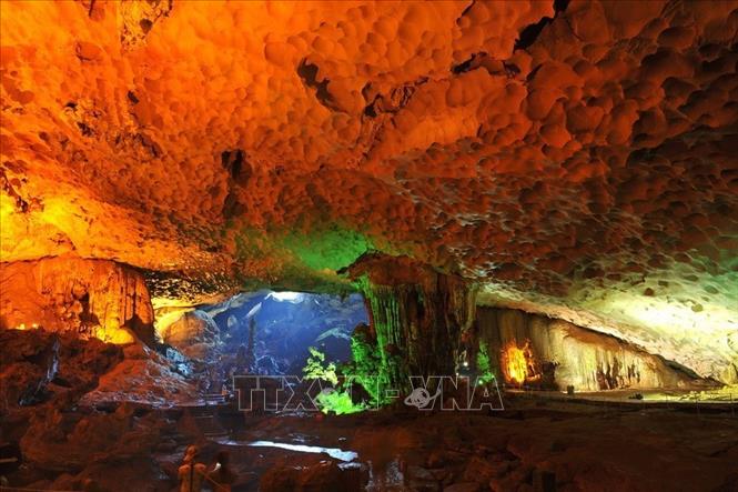 Trong ảnh: Hang Sửng Sốt với vẻ đẹp kỳ vĩ của địa chất, địa mạo vượt cả trí tưởng tượng của con người. Ảnh: Minh Đức - TTXVN