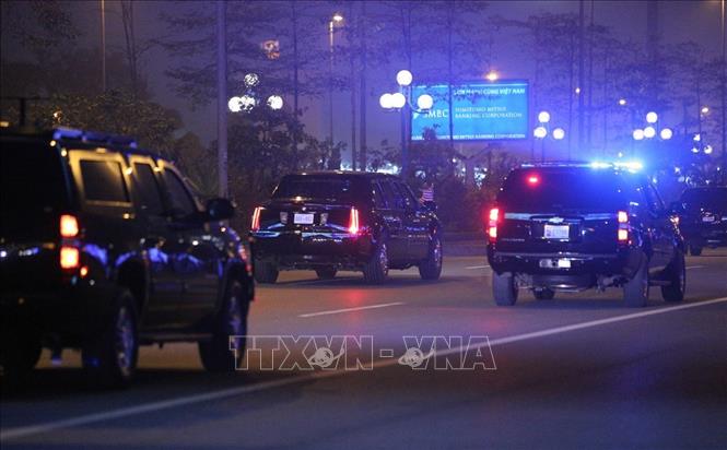 Trong ảnh: Đoàn xe hộ tống Tổng thống Mỹ Donald Trump từ sân bay Nội Bài về khách sạn Marriott JW. Ảnh: Dương Giang - TTXVN