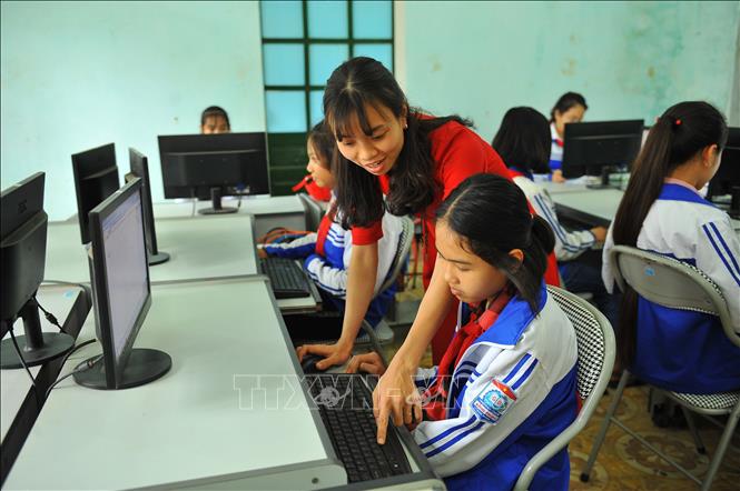 Trong ảnh: Giờ thực hành tin học tại trường THCS Đồng Phong. Ảnh: Minh Đức - TTXVN