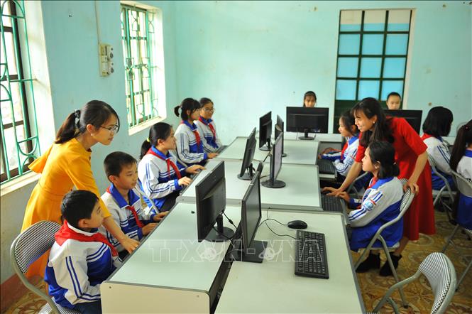 Trong ảnh: Giờ thực hành tin học tại trường THCS Đồng Phong. Ảnh: Minh Đức - TTXVN