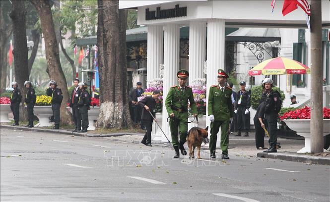 Trong ảnh: Lực lượng an ninh sử dụng chó nghiệp vụ làm nhiệm vụ trên tuyến phố Ngô Quyền, trước cổng chính khách sạn Metropole. Ảnh: Lâm Khánh - TTXVN