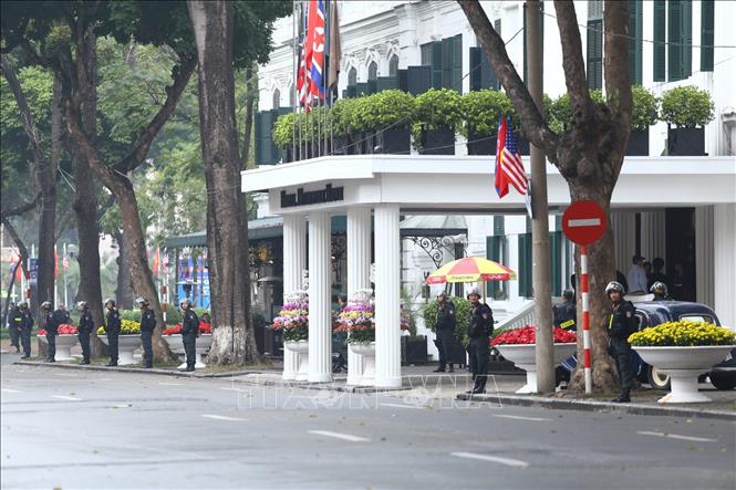 Trong ảnh: Lực lượng cảnh sát cơ động lập hàng rào an ninh phong toả trước cổng chính khách sạn Metropole trên phố Ngô Quyền. Ảnh: Minh Quyết - TTXVN
