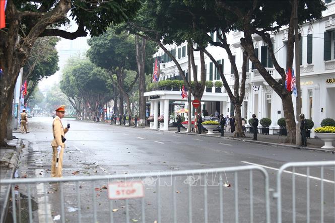 Trong ảnh: Phố Ngô Quyền, đoạn qua cổng chính khách sạn Metropole đã bị phong tỏa hoàn toàn từ ngã tư Ngô Quyền - Tràng Tiền. Ảnh: Minh Quyết - TTXVN
