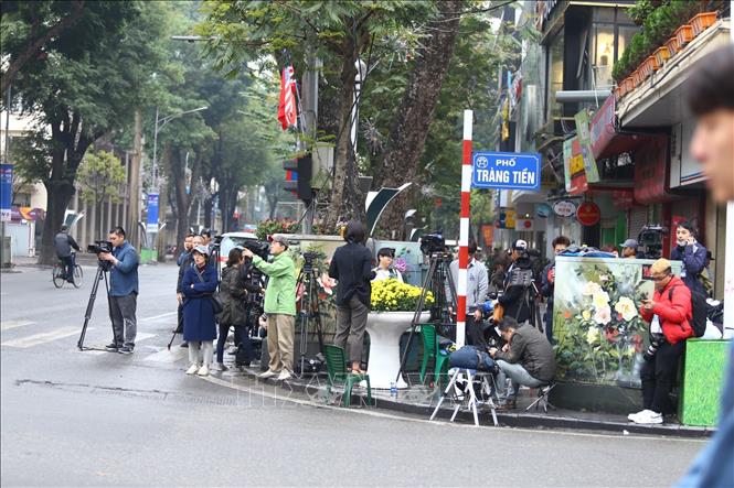Trong ảnh: Phóng viên các hãng truyền thông quốc tế và báo chí trong nước tác nghiệp từ góc ngã tư Ngô Quyền - Tràng Tiền hướng sang phía khách sạn Metropole. Ảnh: Minh Quyết - TTXVN