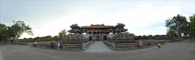 Trong ảnh: Ngọ Môn là khu vực hành chính tối cao của triều đình Nguyễn. Bên trong Hoàng thành, hơi dịch về phía sau là Tử cấm thành - nơi ăn ở sinh hoạt của Hoàng gia. Ảnh: Minh Đức - TTXVN
