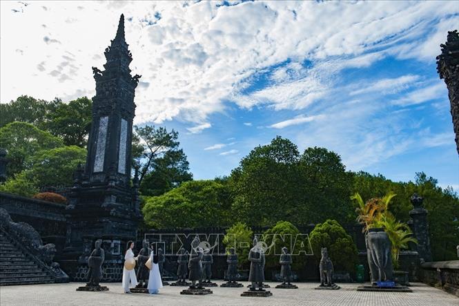 Trong ảnh: Lăng Khải Định còn gọi là Ứng Lăng toạ lạc trên triền núi Châu Chữ (còn gọi là Châu Ê) bên ngoài kinh thành Huế là lăng mộ của vua Khải Định, vị vua thứ 12 của triều Nguyễn. Lăng được xây dựng từ năm 1920 ngay sau khi Khải Định lên ngôi. Về kiến trúc lăng Khải Định được người đời sau thường đặt ra ngoài dòng kiến trúc truyền thống thời Nguyễn bởi sự pha trộn kiến trúc Đông Tây Kim Cổ lạ thường, với các tác phẩm nghệ thuật ghép tranh sành sứ độc đáo. Ảnh: Minh Đức – TTXVN

