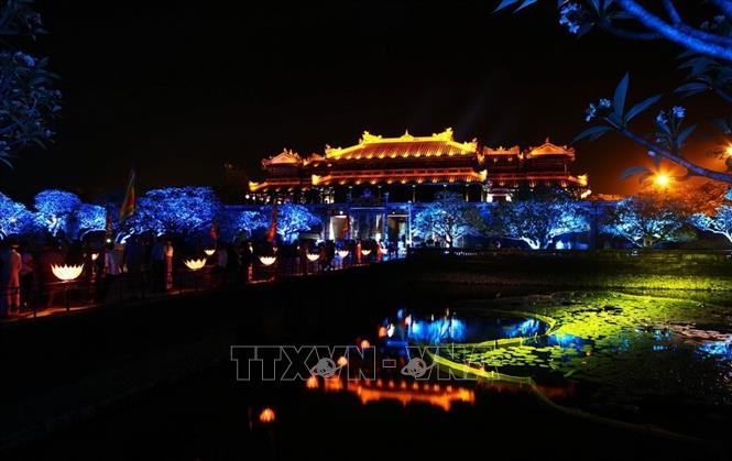 Trong ảnh: Đại Nội Huế lung linh trong đêm nhờ hiệu ứng ánh sáng nghệ thuật. Ảnh: Hồ Cầu-TTXVN