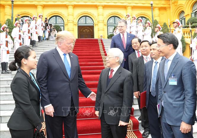Trong ảnh: Tổng Bí thư, Chủ tịch nước Nguyễn Phú Trọng tiễn Tổng thống Mỹ Donald Trump. Ảnh: Trí Dũng – TTXVN