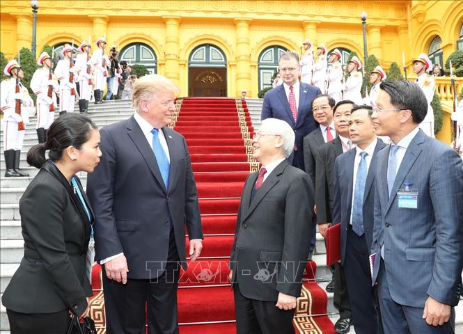 Trong ảnh: Tổng Bí thư, Chủ tịch nước Nguyễn Phú Trọng tiễn Tổng thống Mỹ Donald Trump. Ảnh: Trí Dũng – TTXVN