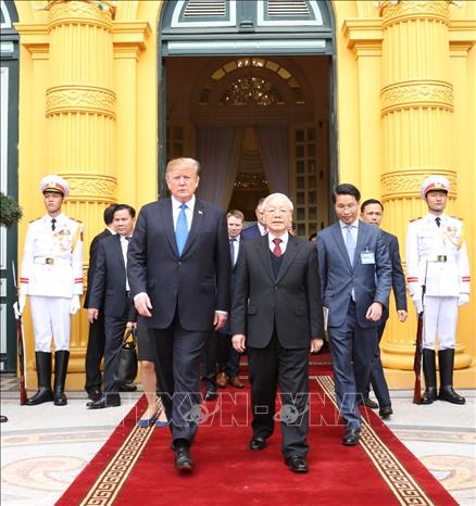 Trong ảnh: Tổng Bí thư, Chủ tịch nước Nguyễn Phú Trọng tiễn Tổng thống Mỹ Donald Trump. Ảnh: Trí Dũng – TTXVN
