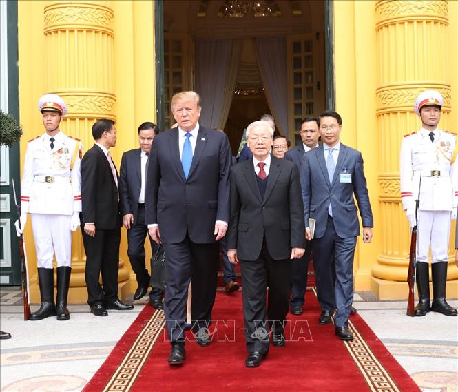 Trong ảnh: Tổng Bí thư, Chủ tịch nước Nguyễn Phú Trọng tiễn Tổng thống Mỹ Donald Trump. Ảnh: Trí Dũng – TTXVN