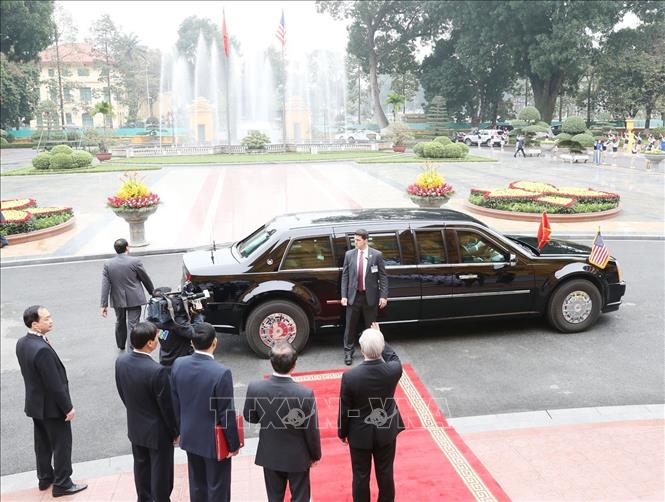 Trong ảnh: Tổng Bí thư, Chủ tịch nước Nguyễn Phú Trọng tiễn Tổng thống Mỹ Donald Trump. Ảnh: Trí Dũng – TTXVN