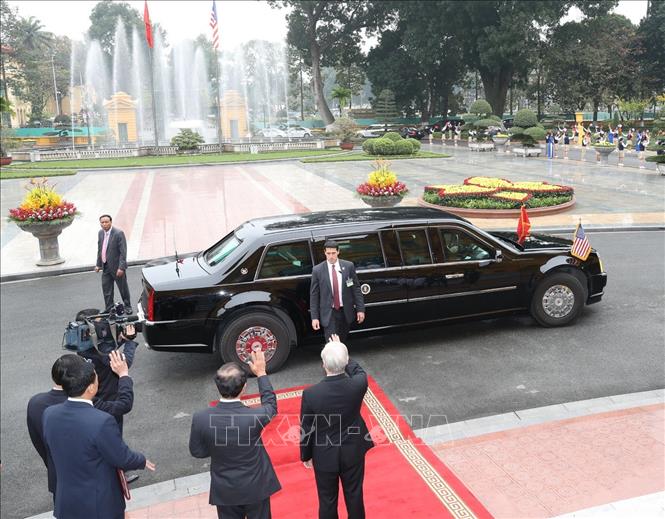 Trong ảnh: Tổng Bí thư, Chủ tịch nước Nguyễn Phú Trọng tiễn Tổng thống Mỹ Donald Trump. Ảnh: Trí Dũng – TTXVN