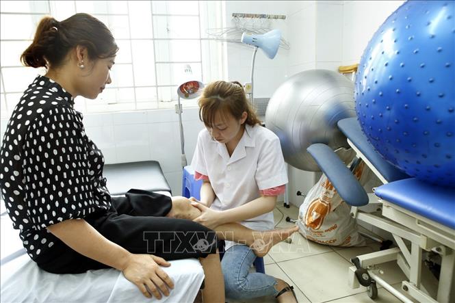 Trong ảnh: Hơn 95% dân số xã Tân Lập, huyện Đan Phượng được lập hồ sơ chăm sóc sức khỏe ban đầu, quản lý điều trị các bệnh không lây nhiễm và cấp thuốc Bảo hiểm Y tế tại trạm y tế thay vì trước đó phải lên tuyến trên. Ảnh: Dương Ngọc - TTXVN