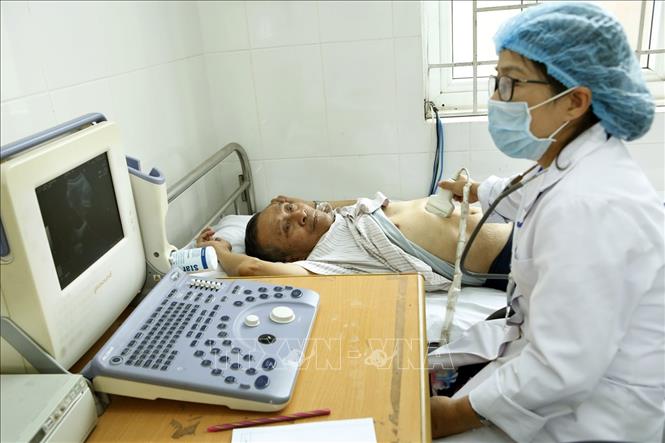 Trong ảnh: Hơn 95% dân số xã Tân Lập, huyện Đan Phượng được lập hồ sơ chăm sóc sức khỏe ban đầu, quản lý điều trị các bệnh không lây nhiễm và cấp thuốc Bảo hiểm Y tế tại trạm y tế thay vì trước đó phải lên tuyến trên. Ảnh: Dương Ngọc - TTXVN