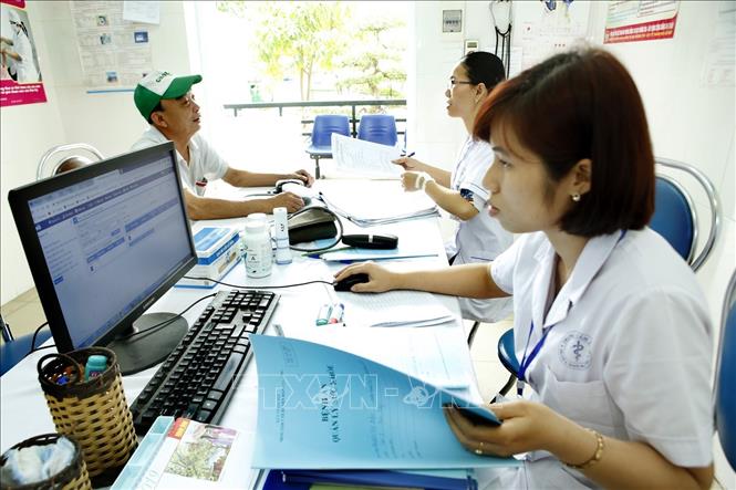 Trong ảnh: Hơn 95% dân số xã Tân Lập, huyện Đan Phượng được lập hồ sơ chăm sóc sức khỏe ban đầu, quản lý điều trị các bệnh không lây nhiễm và cấp thuốc Bảo hiểm Y tế tại trạm y tế thay vì trước đó phải lên tuyến trên. Ảnh: Dương Ngọc - TTXVN