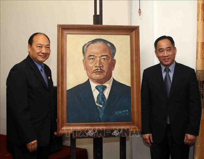 Trong ảnh: Ông Nguyễn Anh Minh (bên phải), Giám đốc Bảo tàng Mỹ thuật Việt Nam bàn giao tác phẩm “Chân dung Hoàng thân Souphanouvong” cho đại diện bảo tàng Kaysone Phomvihane. Ảnh: Thanh Tùng-TTXVN
