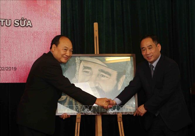 Trong ảnh: Ông Nguyễn Anh Minh (bên phải), Giám đốc Bảo tàng Mỹ thuật Việt Nam bàn giao tác phẩm “Chân dung Fidel Castro” cho đại diện bảo tàng Kaysone Phomvihane. Ảnh: Thanh Tùng-TTXVN
