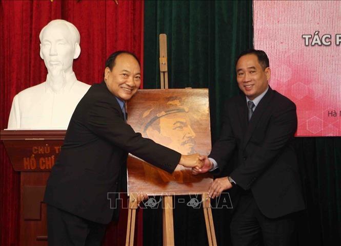 Trong ảnh: Ông Nguyễn Anh Minh (bên phải), Giám đốc Bảo tàng Mỹ thuật Việt Nam bàn giao tác phẩm “Chân dung Lê Nin” cho đại diện bảo tàng Kaysone Phomvihane. Ảnh: Thanh Tùng-TTXVN