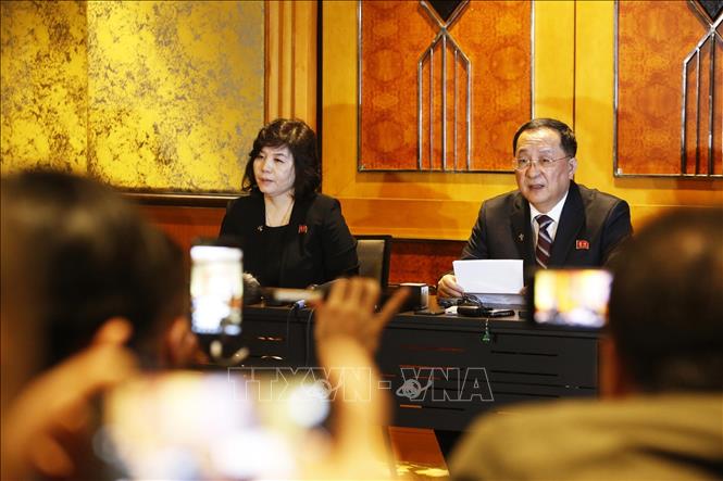 Trong ảnh: Bộ trưởng Bộ Ngoại giao Triều Tiên Ri Yong Ho (phải) chủ trì họp báo về Hội nghị Thượng đỉnh Mỹ - Triều Tiên lần thứ hai. Ảnh: Lâm Khánh - TTXVN