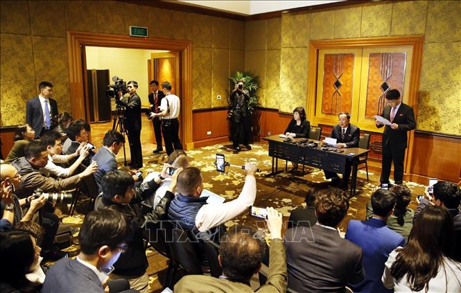 Trong ảnh: Bộ trưởng Bộ Ngoại giao Triều Tiên Ri Yong Ho (phải) chủ trì họp báo về Hội nghị Thượng đỉnh Mỹ - Triều Tiên lần thứ hai. Ảnh: Lâm Khánh - TTXVN