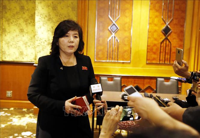 Trong ảnh: Thứ trưởng Bộ Ngoại giao Triều Tiên Choe Son Hui trả lời các phóng viên báo chí sau họp báo. Ảnh: Lâm Khánh - TTXVN