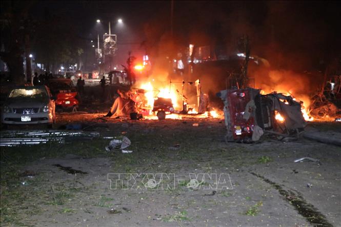 Trong ảnh: Xe ô tô bị đốt cháy trong vụ đánh bom ở Mogadishu, Somalia, ngày 28/2. Ảnh: AFP/TTXVN