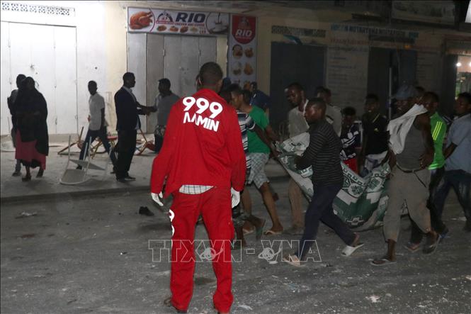 Trong ảnh: Nhân viên cứu hộ chuyển nạn nhân bị thương trong vụ đánh bom ở Mogadishu, Somalia, ngày 28/2. Ảnh: AFP/TTXVN