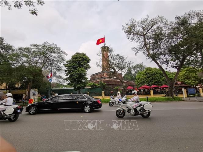 Trong ảnh: Đoàn xe của Chủ tịch Triều Tiên Kim Jong-un di chuyển qua khu vực Cột cờ Hà Nội trên đường Điện Biên Phủ để đến Phủ Chủ tịch, nơi diễn ra Lễ đón chính thức vào lúc 15 giờ 30. Ảnh: Thành Đạt - TTXVN